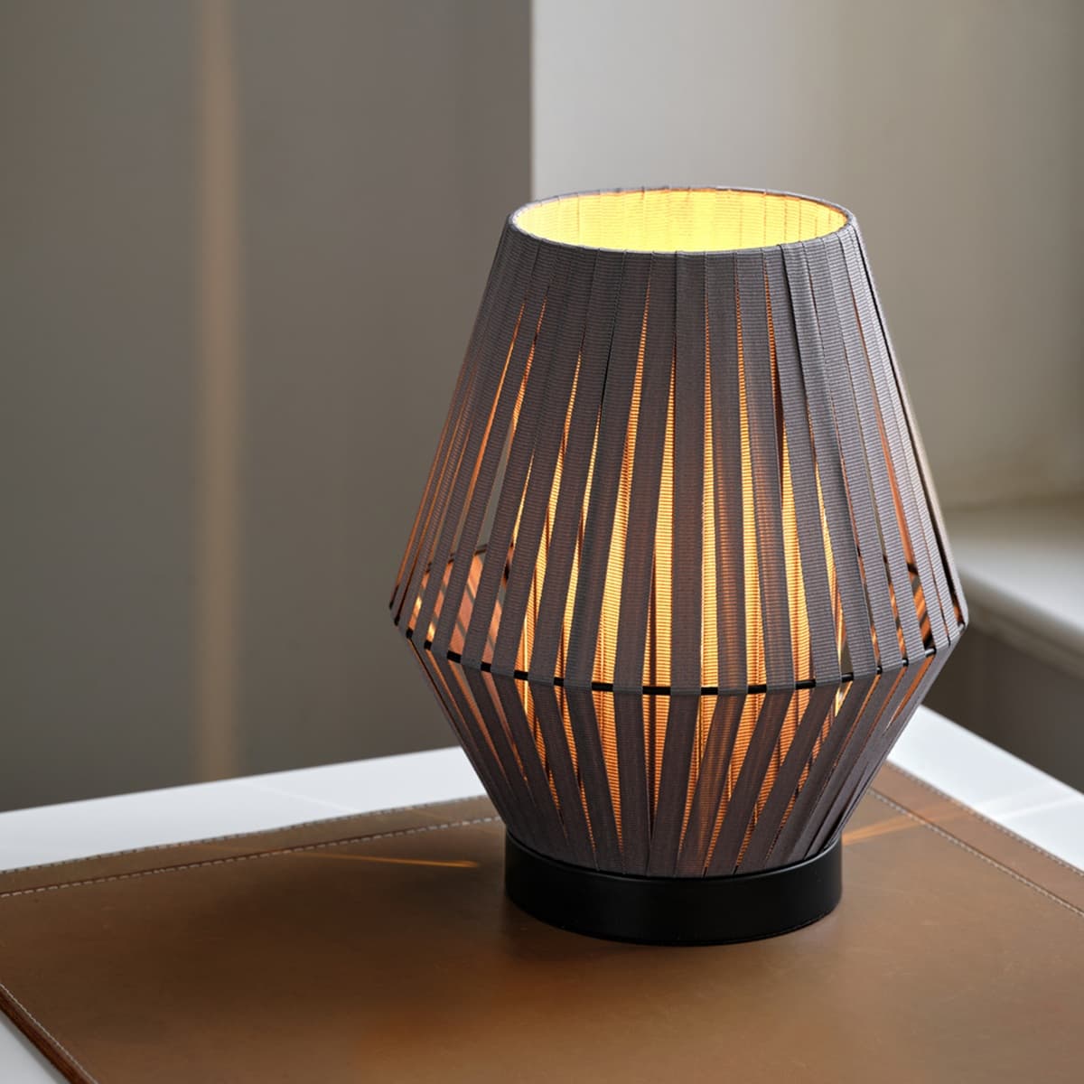 <p data-block-key="abmfd"><b>OSRAM Decor Stripes -pöytävalaisin</b></p>