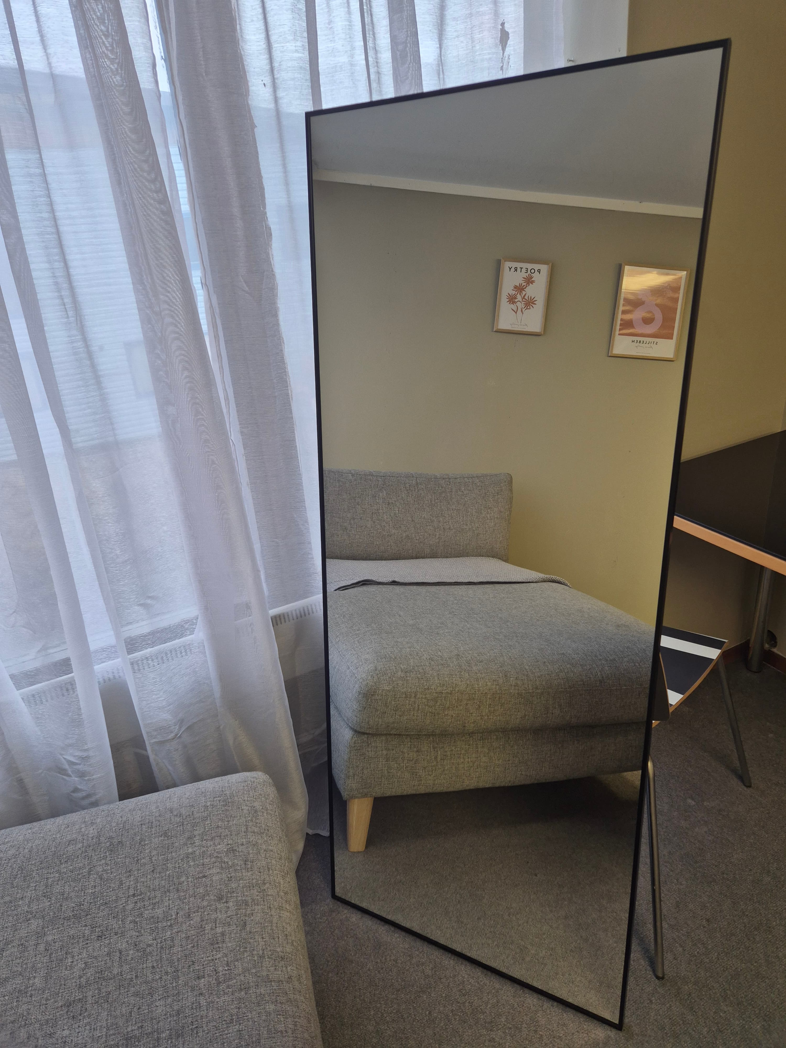 <p data-block-key="c1m4r">Kehyspeili mustalla alumiinikehyksellä.</p>